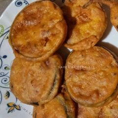 A picture of Baingan k pakoray.
