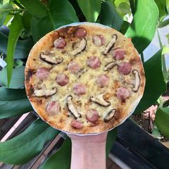 A picture of Truffle mayo pizza.