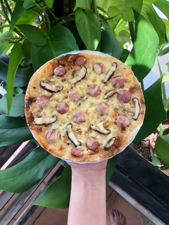 A picture of Truffle mayo pizza.