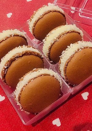 Foto di Macarons al cacao ripieni di ganache al cocco e nutella
