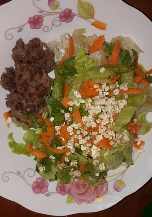 Una foto de Fresco y liviano: Hamburguesitas de carne con ensalada y avena