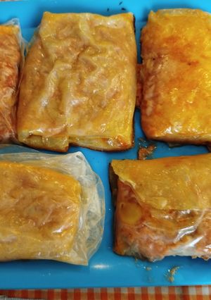 Una foto de Rollitos de Obleas de Arroz de atún con tomate frito y queso
