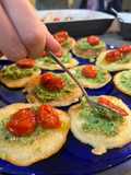 Blinis con pesto de brócoli y Tomates asados