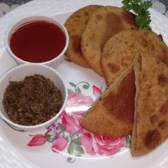 A picture of Aloo ki kachori.