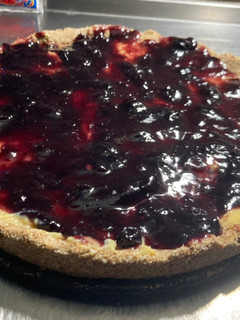 Una foto de Tarta integral con crema pastelera y arándanos