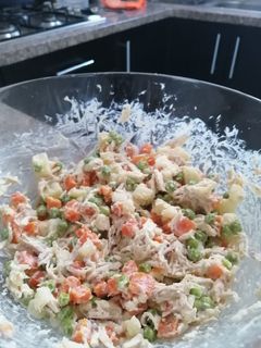 Una foto de Ensalada rusa de pollo