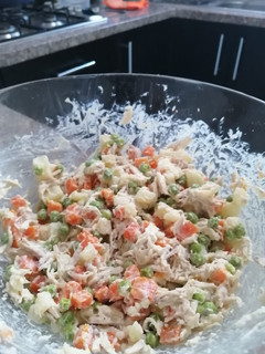 Una foto de Ensalada rusa de pollo