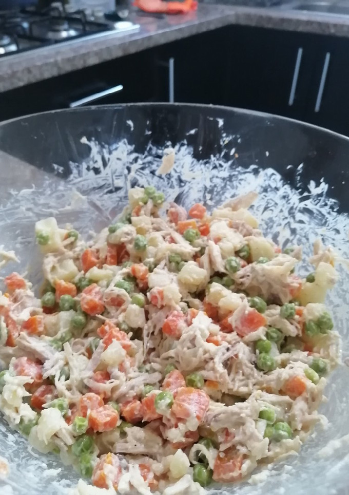 Una foto de Ensalada rusa de pollo