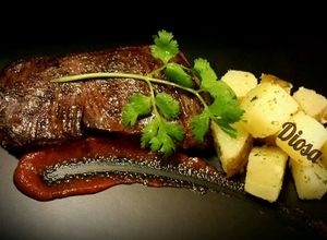 Una foto de Churrasco con papas salteadas