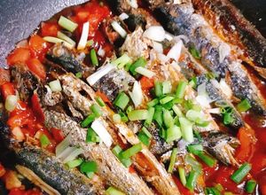 Hình của món Cá nục chuối chiên xốt cà chua.