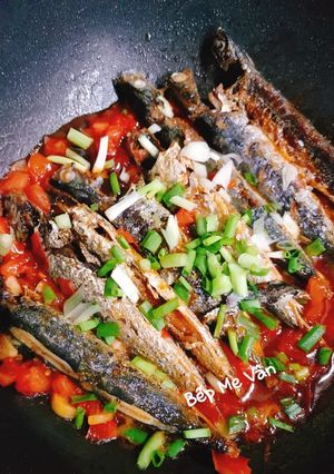 Hình của món Cá nục chuối chiên xốt cà chua.