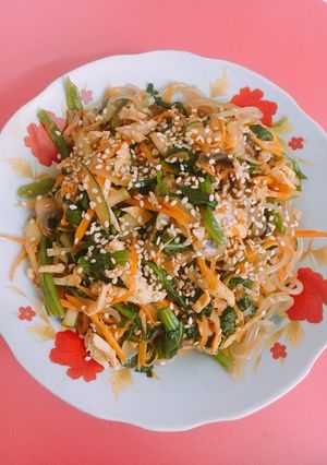 Hình của món Miến trộn hàn quốc (Japchae).