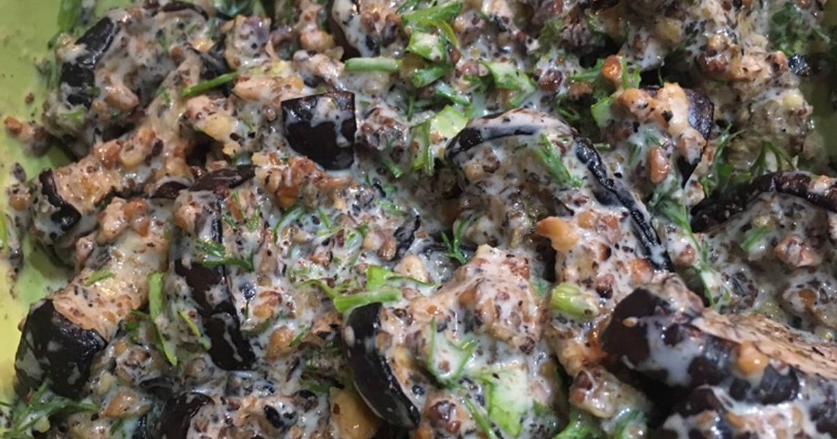 Салат из баклажанов с чесноком кинзой и орехами