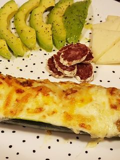 Una foto de Calabacín relleno con carne y gratinado con bechamel