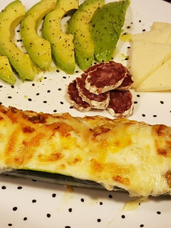 Una foto de Calabacín relleno con carne y gratinado con bechamel