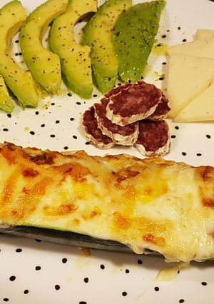 Una foto de Calabacín relleno con carne y gratinado con bechamel