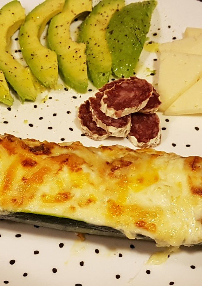 Una foto de Calabacín relleno con carne y gratinado con bechamel