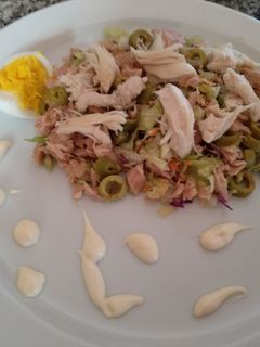 Una foto de Ensalada de verano con solomillo de pollo
