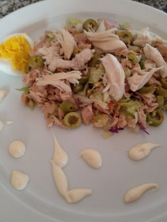 Una foto de Ensalada de verano con solomillo de pollo