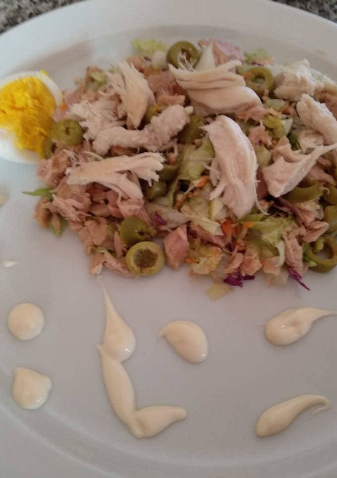 Una foto de Ensalada de verano con solomillo de pollo