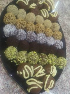 صورة لوصفة كرات التمر وكرات جوز الهند بالشوكولاته