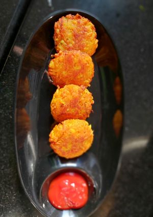 A picture of Mamra(puffed rice)ni pattis.