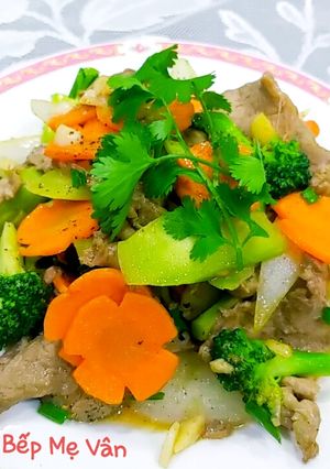 Hình của món Thịt bò xào hành tây,bông cải xanh và cà rốt.