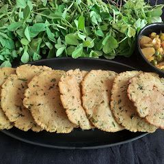 A picture of Makka atta ka methi puri.