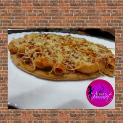 A picture of Macaroni pizza.