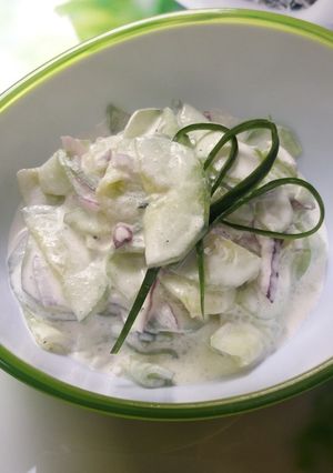 Tejfölös lilahagymás uborkasaláta recept fotója