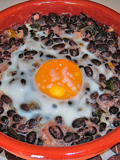 Una foto de Alubias negras con yogur y huevo al horno