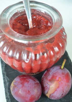 Une photo de Confiture de prunes du jardin au jus de pommes