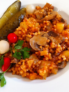 Szaftos, tejszínes sertéscomb, gombával, velefőtt pirított tarhonyával recept fotója