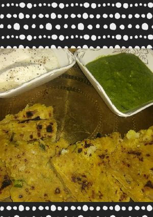 A picture of Gobi Paratha with mint chutney.