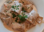 Una foto di paccheri al salmone