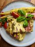 Gegrillter Spargel mit Maultasche im Schinkenmantel