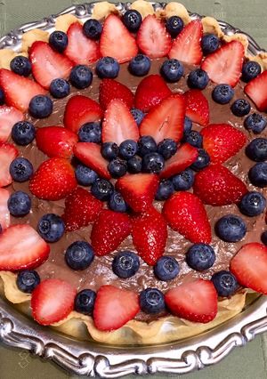 Una foto de Tarta de frutos rojos con pastelera de chocolate