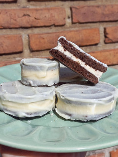 Una foto de Alfajores tipo oreo