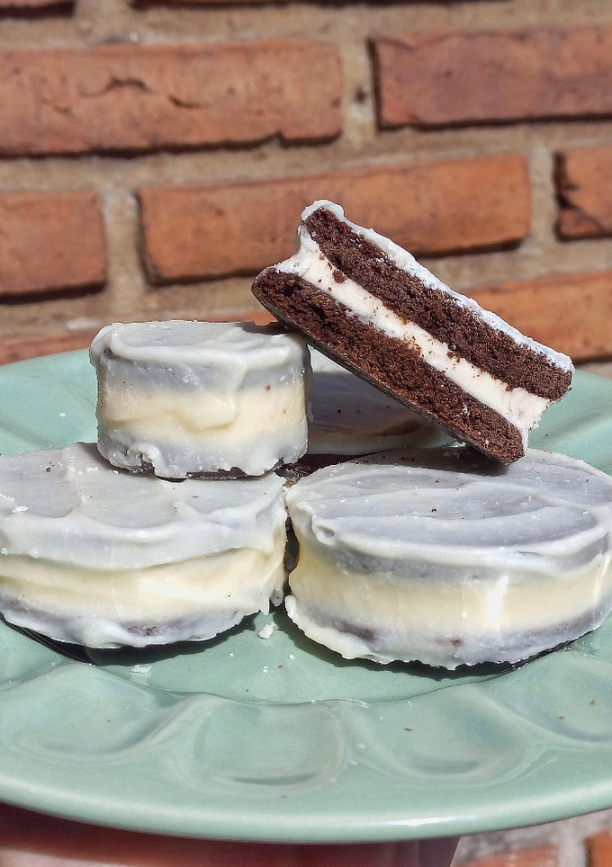 Una foto de Alfajores tipo oreo