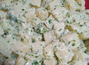 Una foto de Ensalada de papas con perejil
