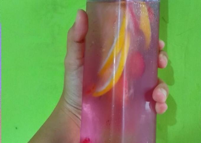 Langkah Mudah untuk Menyiapkan Infused water strawberry lemon 🍓🍋 yang Lezat Sekali