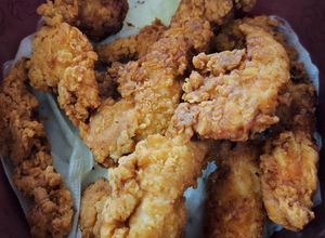 Una foto de Tiras de Pechuga de Pollo Con Apanado Crujiente (Broaster)