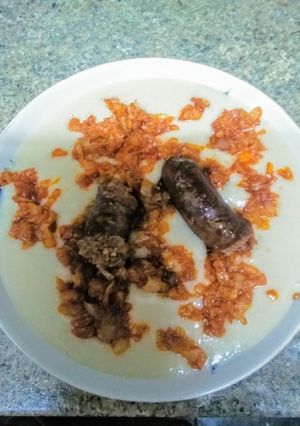 Tört paszuly pirított hagymával és házi kolbásszal recept fotója