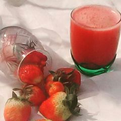 A picture of Strawberries and Watermelon juice.