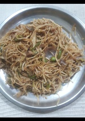 चाऊमिन (chowmein recipe in hindi) रेसिपी मुख्य फोटो