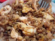 Una foto de ensalada de champiñones crudos