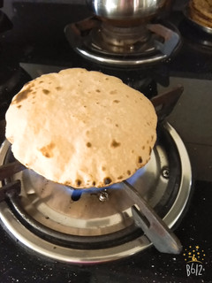 A picture of Fulka roti (chapati).