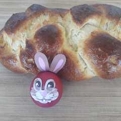 Una foto de Kalács -pastel dulce de Pascua -comida húngara en castellano