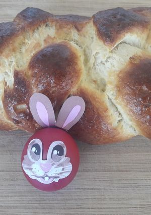 Una foto de Kalács -pastel dulce de Pascua -comida húngara en castellano