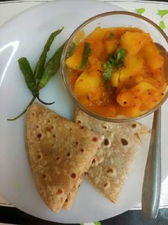 બટાકા નું શાક અને તળેલા મરચાં (Bataka Shak Fried Marcha Recipe In Gujarati) રેસીપી મુખ્ય ફોટો